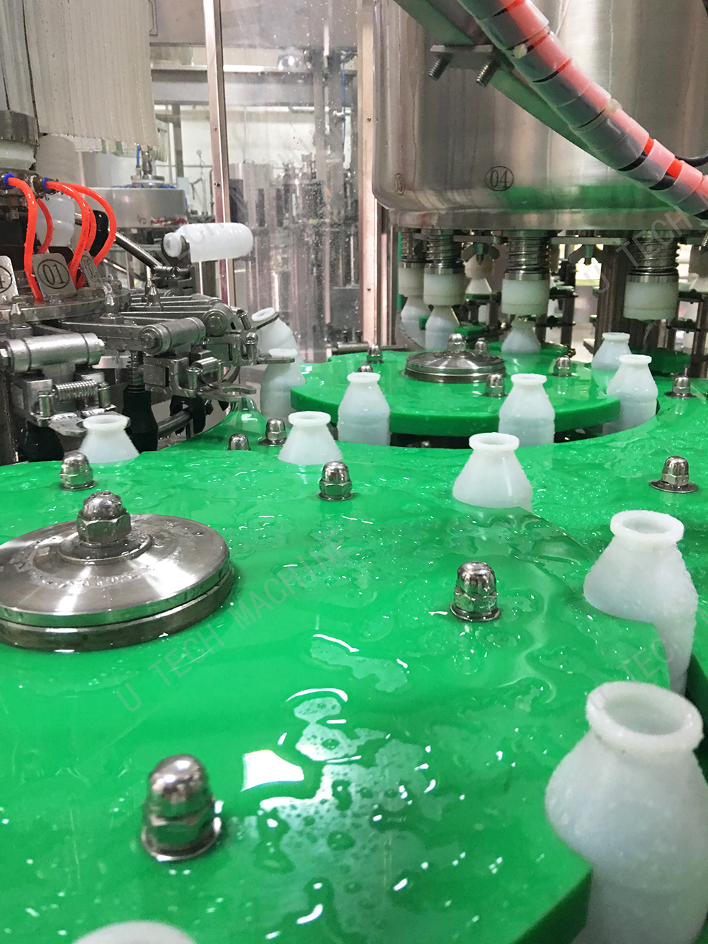 5000BPH Автоматическая пластиковая бутылка Lichi Juice Алюминиевая фольга для розлива и запайки Цена завода